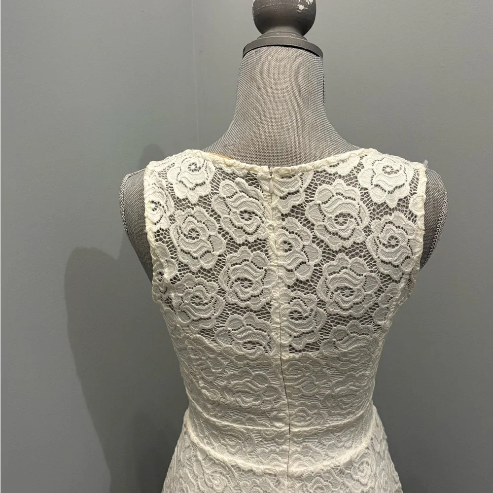 Elegant Lace Sleeveless Dress - White - Picture 4 of 5